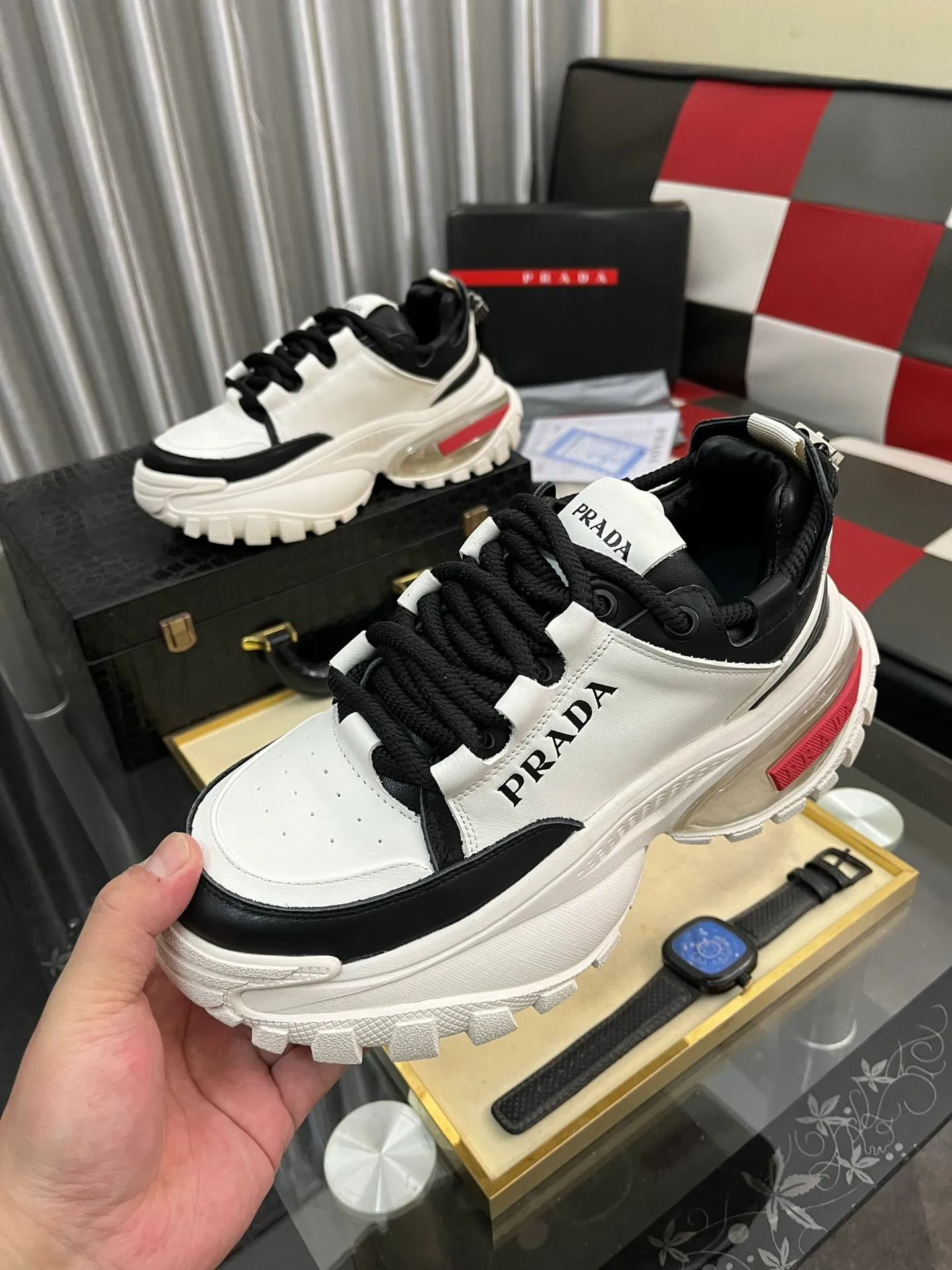 Men's shoes 💰: 800⌚️⌚️🔝High version The new PRADA (Prada) counters are launched simultaneously. The new men's shoes and 😘fabric are selected from first-layer cowhide and are made by pure handicrafts. Lining: Full cowhide lining. 👍🏿 High-end ☄️ air-cushion molded anti-slip rubber outsole, exquisite lines, simple and elegant, comfortable and high-end for leisure travel. Code number: 38 to 443️⃣Colors available
